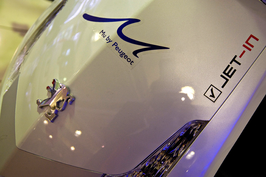 Peugeots Löwen-Logo auf einer Roller-Verkleidung. 