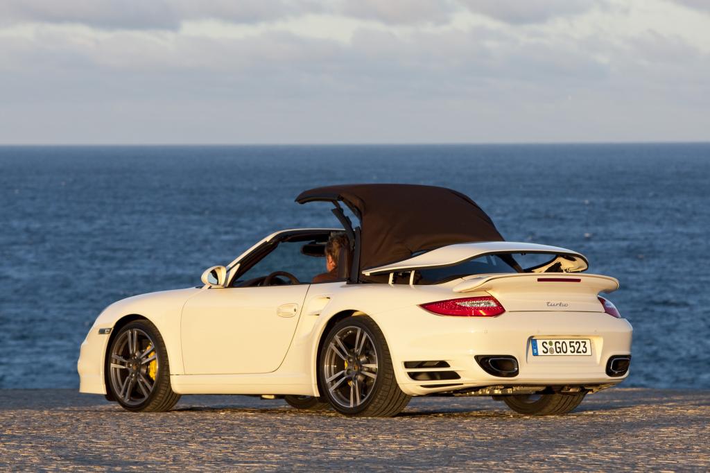 Porsche 911 Turbo Cabrio: Das Stoffverdeck öffnet und schließt elektrisch in Sekunden bei Geschwindigkeiten bis 50 km/h.