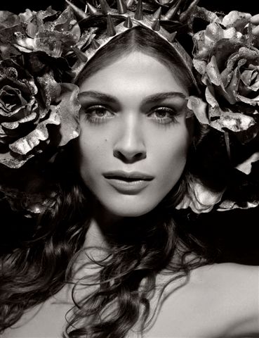 Reifen und nackte Schönheit - Pirelli-Kalender 2011. Das italienische Model und Schauspielerin Elisa Sednaoui als Flora - Göttin der Blüte in der römischen Mythologie. 