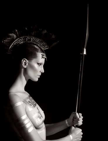 Reifen und nackte Schönheit - Pirelli-Kalender 2011. Die schöne Österreichin Iris Strubegger als Athene - Göttin der Weisheit, Strategie und des Kampfes.