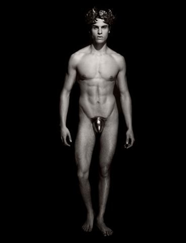 Reifen und nackte Schönheit - Pirelli-Kalender 2011. Lagerfeld Muse Baptiste Gianconi als Götterbote Apollo.