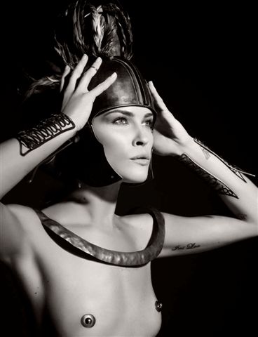 Reifen und nackte Schönheit - Pirelli-Kalender 2011. Model Erin Wasson als antiker Held Ajax.