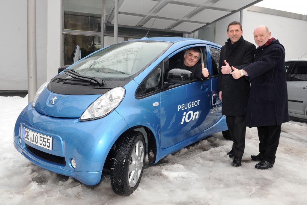 Saarlands Ministerpräsident erhält einen Peugeot iOn