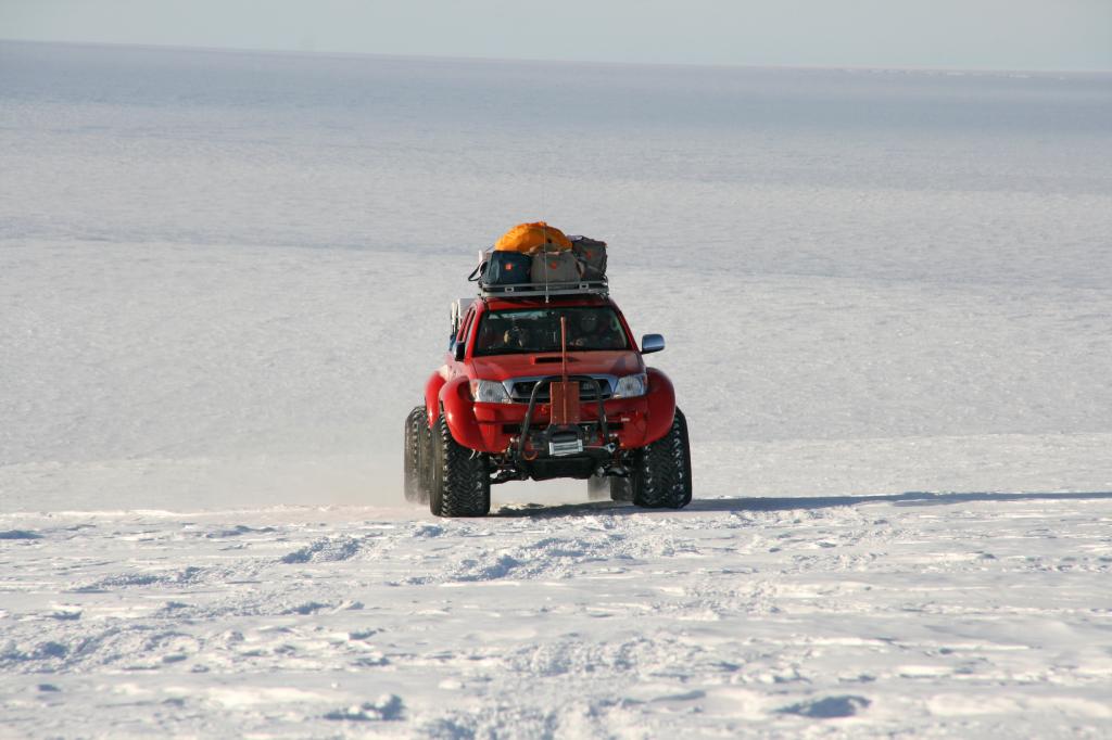 Toyota Hilux in der Antarktis.