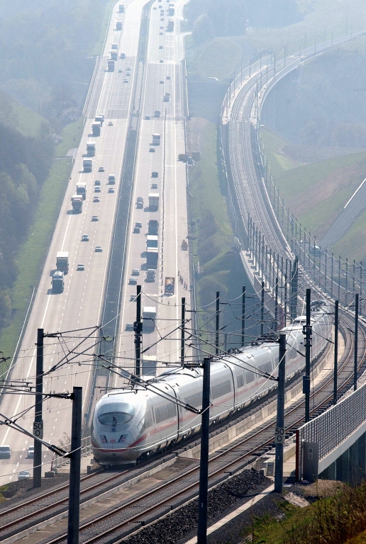 Verkehrsmittel-Wahl - Fliegen als schnellste und günstigste Alternative