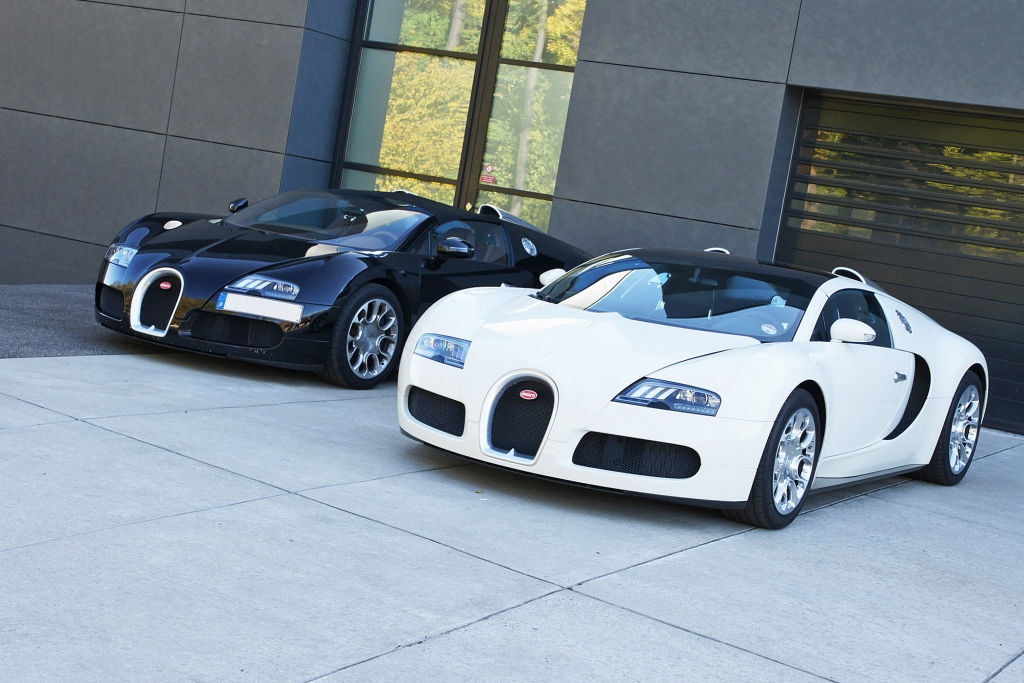 Zwei jungfräuliche Veyron 16.4 Grand Sport im Bugatti-Werk Molsheim.