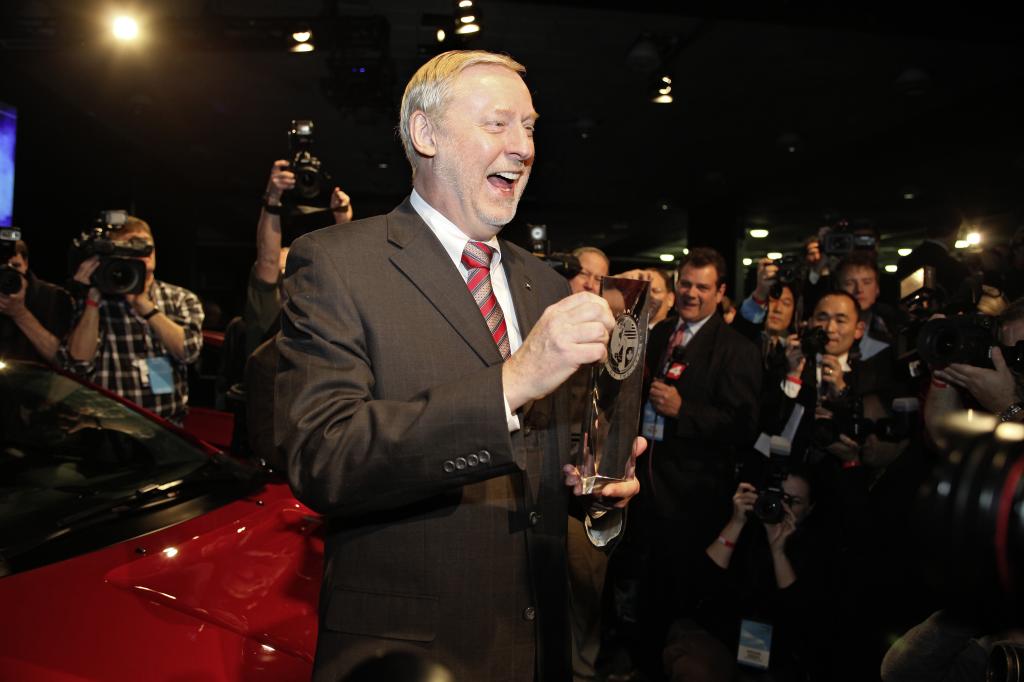 „North American Car of the Year 2011“: Thomas Stephens, Vice Chairman of Global Product Operations, nimmt den Preis für den Chevrolet Volt entgegen.