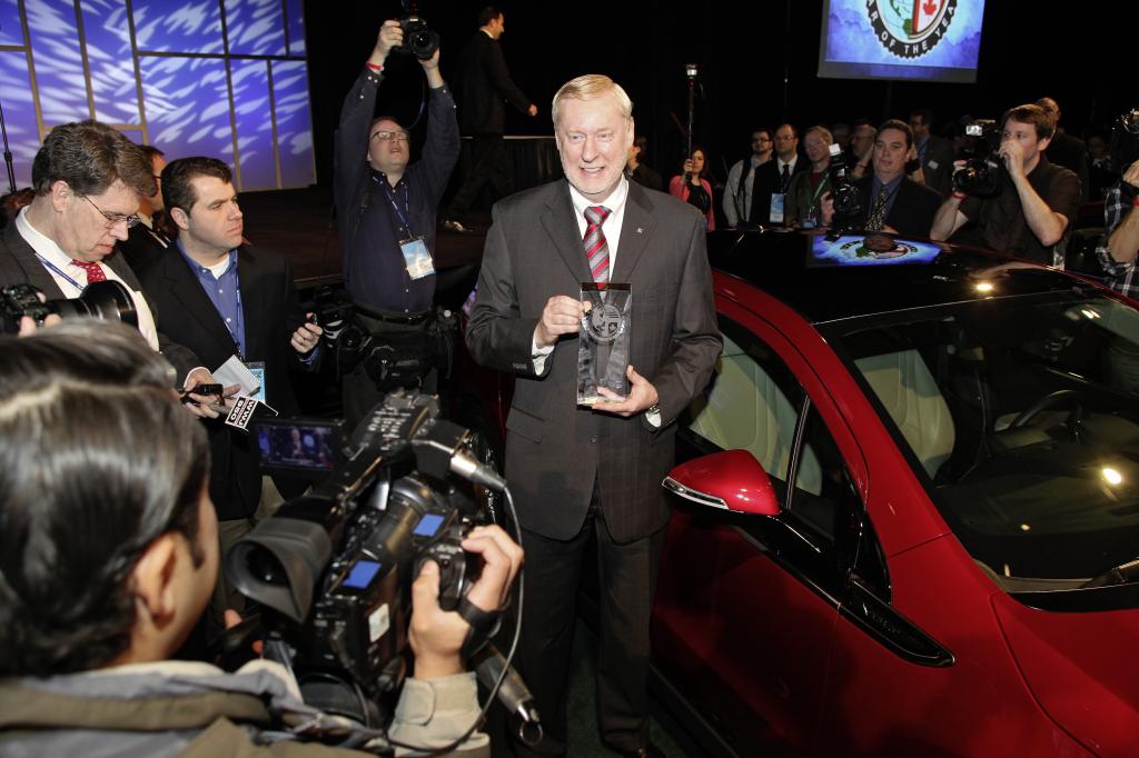 „North American Car of the Year 2011“: Thomas Stephens, Vice Chairman of Global Product Operations, nimmt den Preis für den Chevrolet Volt entgegen.