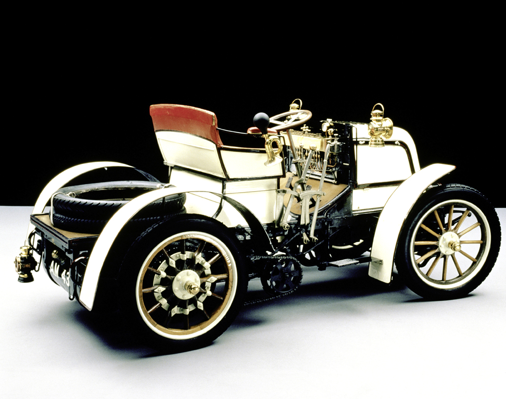 1898 kam mit Daimlers 8-PS-