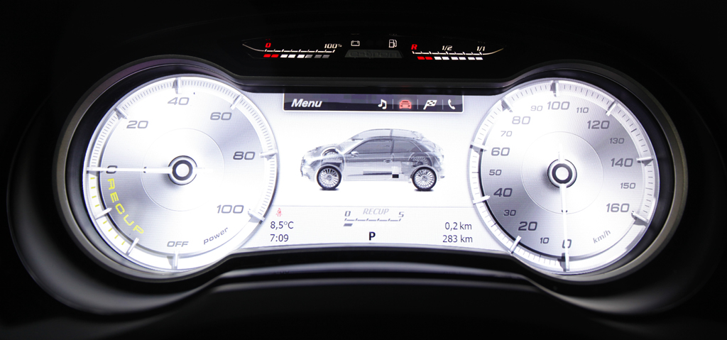 Audi A1 e-tron: Blick durch den Lenkradkranz auf die zentrale Queranzeige. 