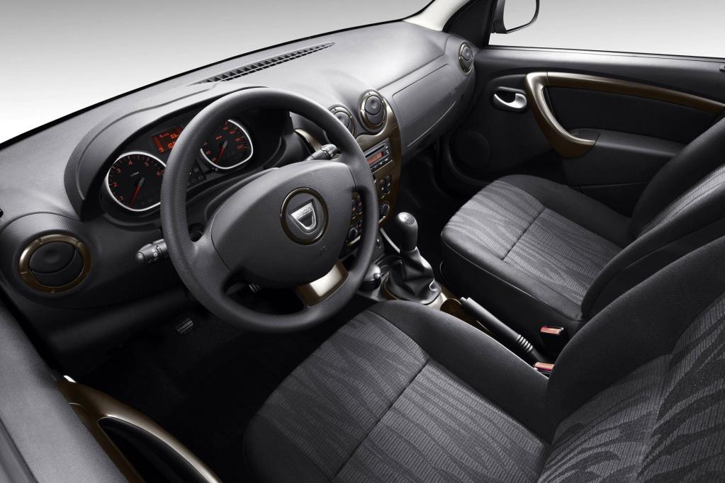 Aufgeräumt und übersichtlich präsentiert sich das Cockpit des Dacia Duster. 