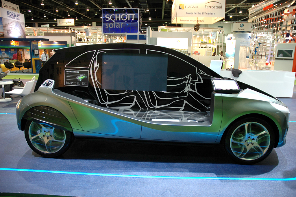 Blick auf das Schnittmodell des Brennstoffzellen-Konzeptautos BlueZero. 