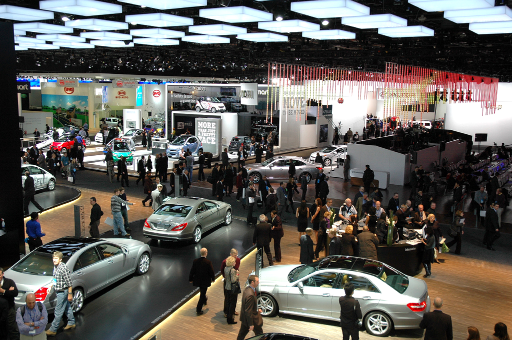 Blick vom Mercedes- auf den Smart-Stand hinüber.