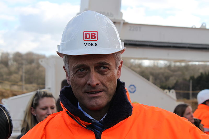 Bundesverkehrsminister Ramsauer forderte die Deutsche Bahn auf, künftig nur noch Fahrschein statt Ticket zusagen - das sei wenigstens Deutsch. Aber wie sieht es aus mit der StVO?