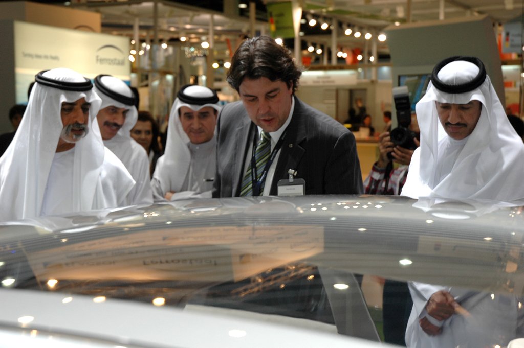 Daimler-Forschungsmann Jürgen Hirsch mit Emiratis am F800 Style. 