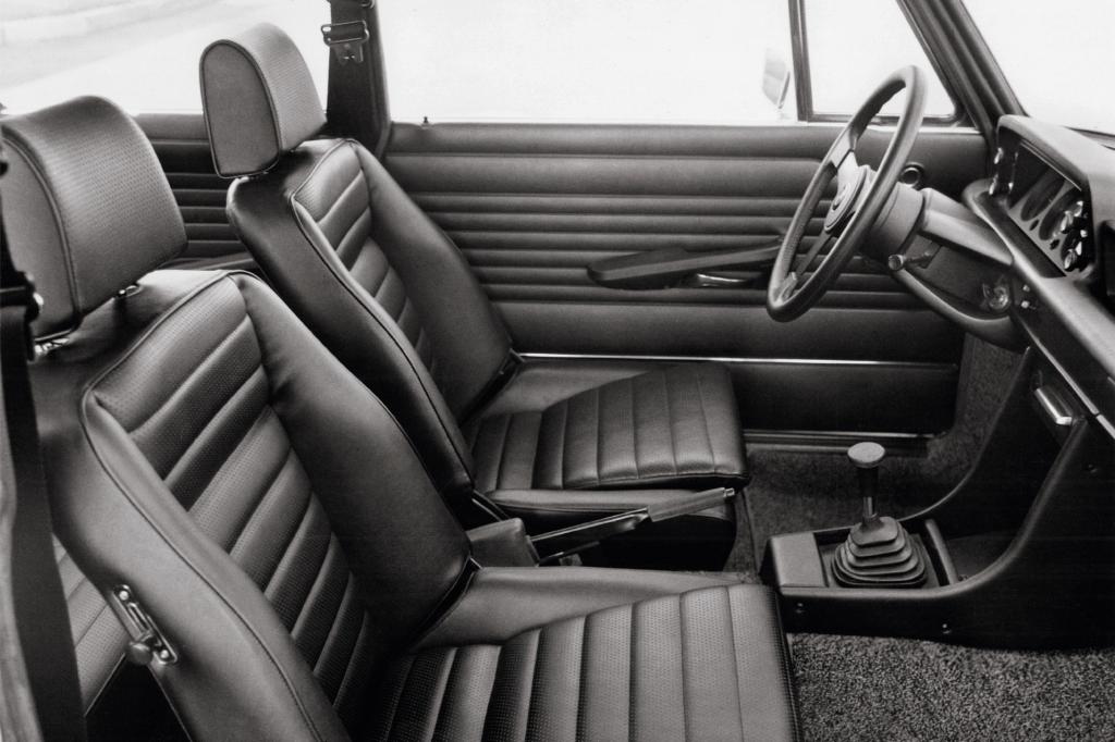 Das Interieur des 2002 turbo war nüchtern ausstaffiert