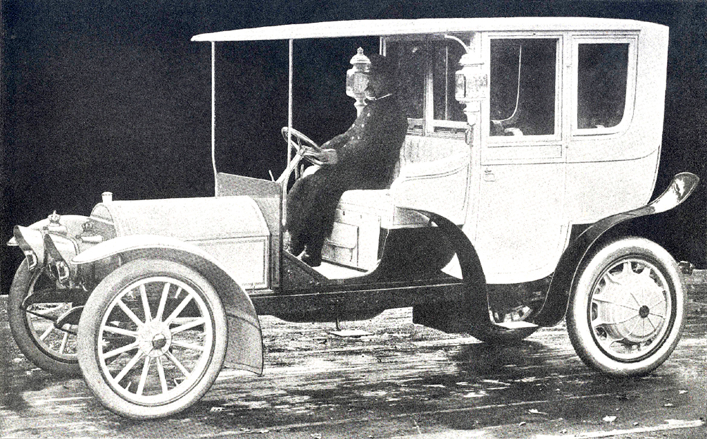Das ist der Mercedes Electrique mit Elektroantrieb aus dem Jahr 1906. 