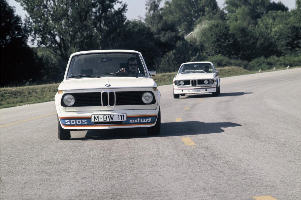Der 2002 turbo vor einem 3.0 CSL