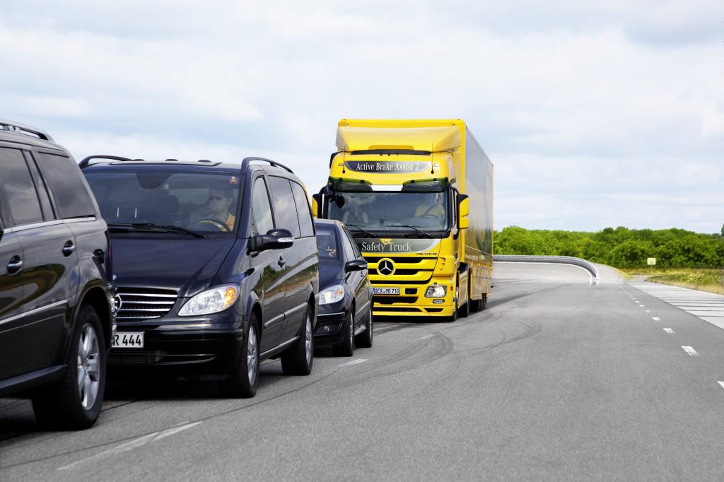 Der Active Brake Assist 2 im Mercedes-Benz Actros ist mit dem „FuturAuto 2011“-Award ausgezeichnet worden.