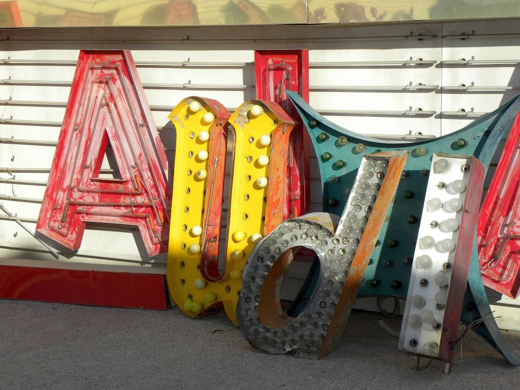 Der Audi-Schriftzug einmal anders -zusammengetragen im Neon-Mudeum von Las Vegas.