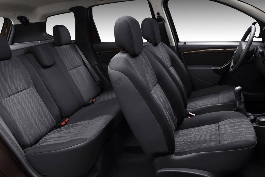 Der Innenraum des Dacia Duster verströmt ein wenig Kaugummi-Automaten-Flair. Doch angesichts des günstigen Preises ist das verschmerzbar. 