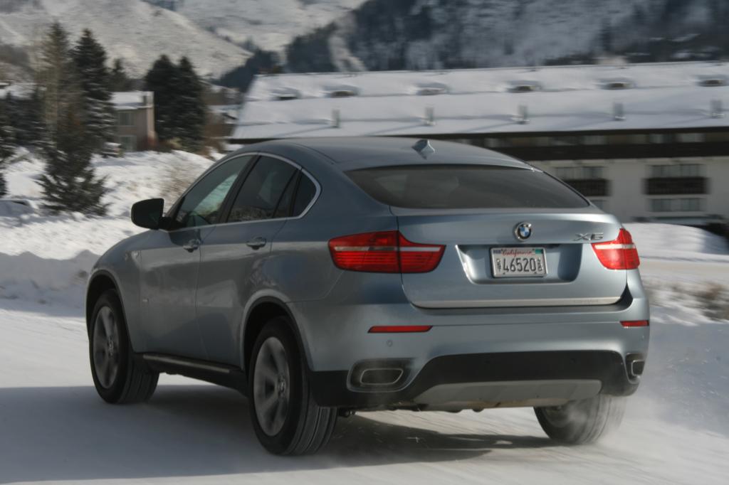 Der X6 rennt in der Hybrid-Version 236 km/h schnell