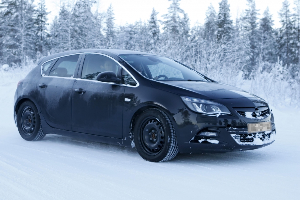 Der neue Opel Astra  wurde noch nicht auf den Straßen gesehen, da gelangen uns bereits die ersten Aufnahmen des Astra GSi, der sportlichen Version des Kompaktmodells der Rüsselsheimer.  | fotos: lehmann photo-syndication