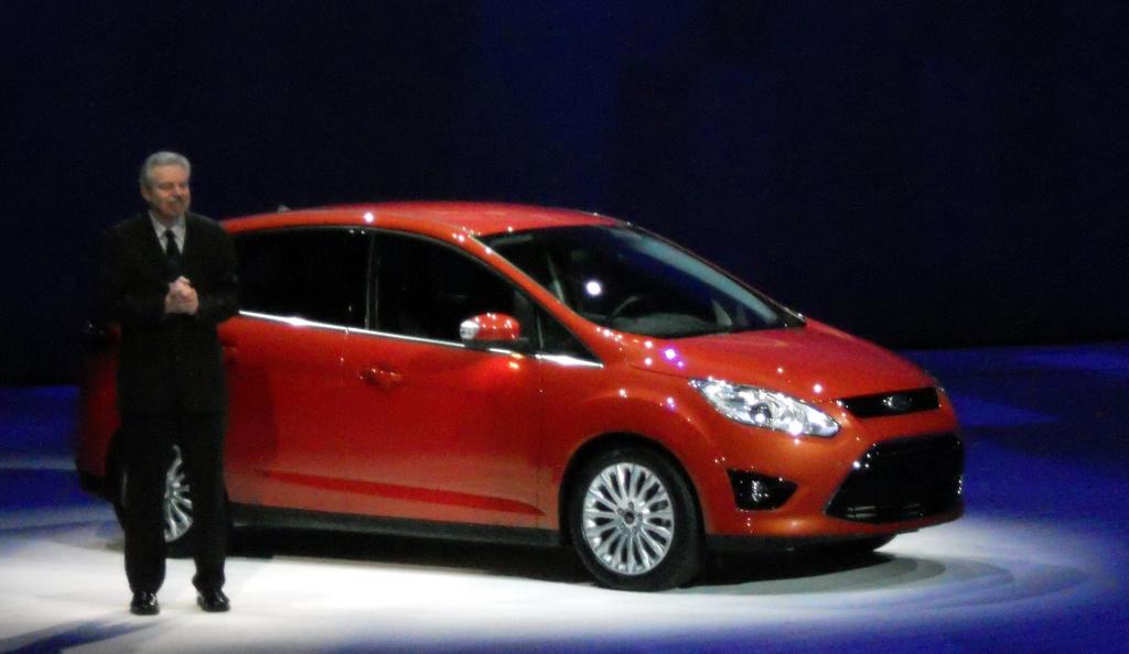 Derrick Kuzak, Vice President Globale Produktentwicklung, präsentiert den Ford C-Max Hybrid.