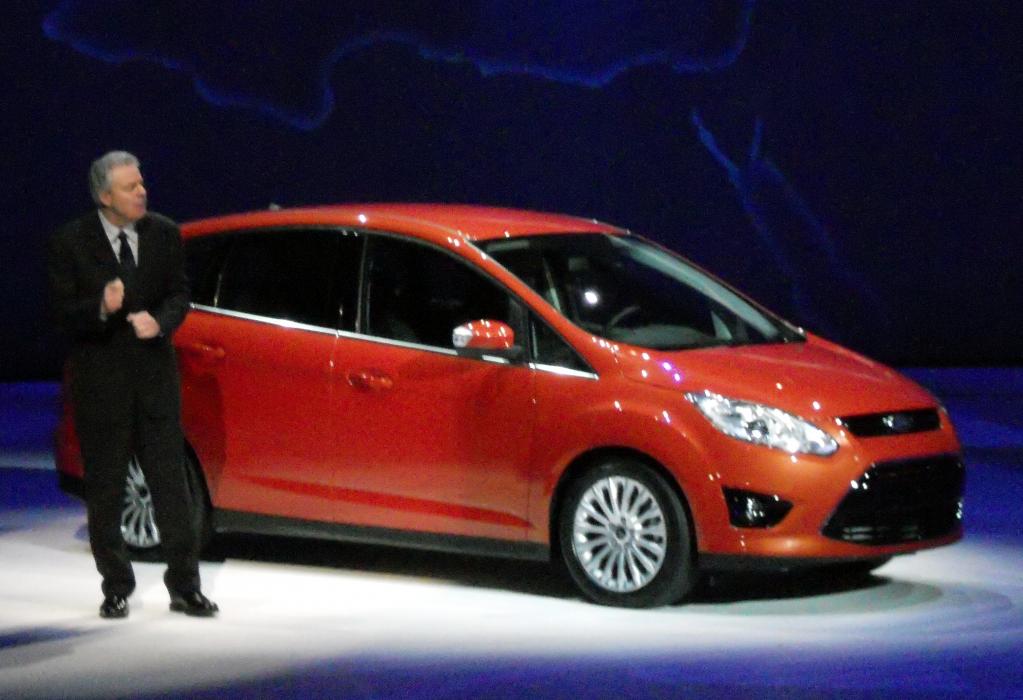 Derrick Kuzak, Vice President Globale Produktentwicklung, präsentiert den Ford C-Max Hybrid.