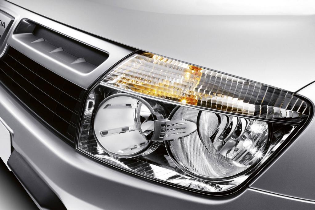 Die Klarglasscheinwerfer verleihen der Front des Dacia Duster ein erwachsenes Aussehen. 