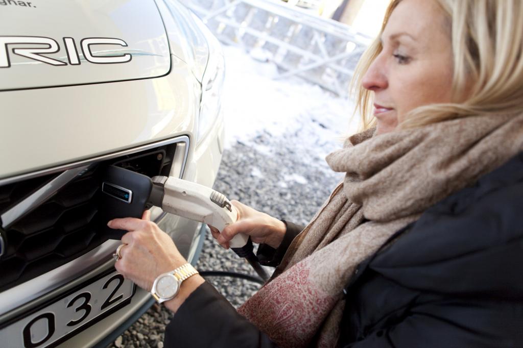 Die Lithium-Ionen-Batterie des Volvo C30 DRIVe Elektric lässt sich an einer gewöhnlichen Steckdose aufladen