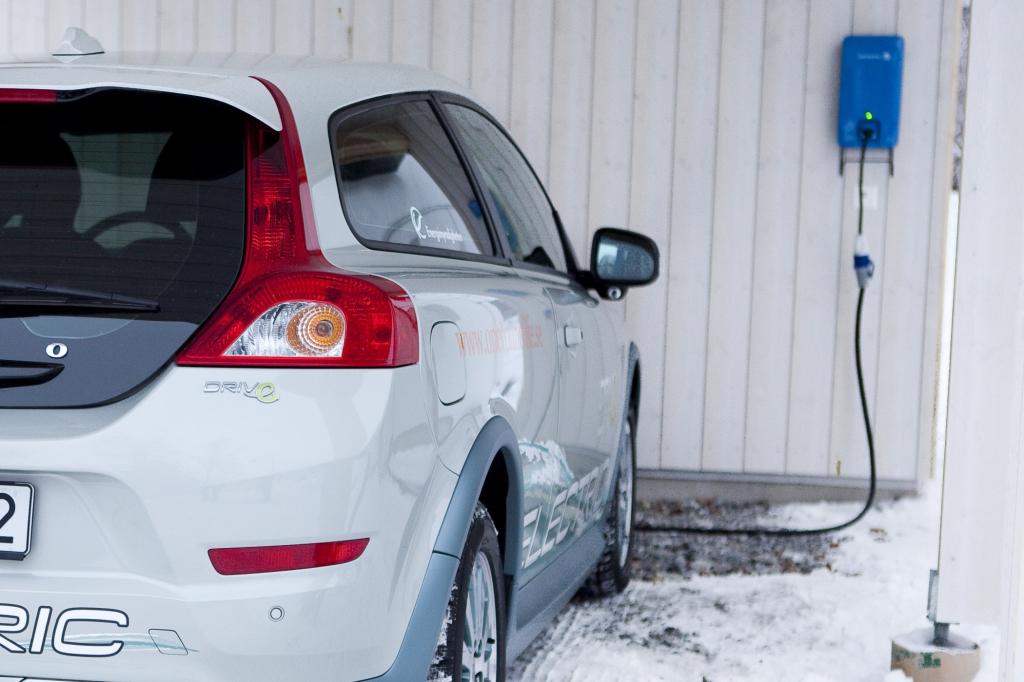Die vollständige Aufladung der Lithium-Ionen-Batterie des Volvo C30 DRIVe Electric dauert rund acht Stunden.