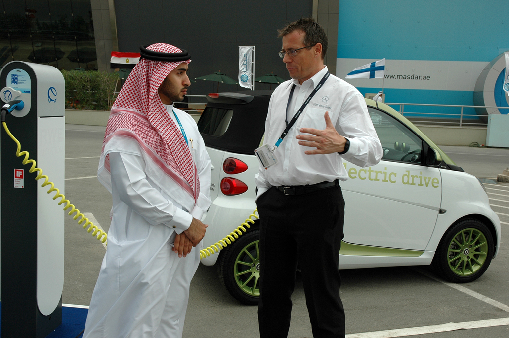 Dieser Emirati lässt sich den Elektro-Smart erklären, ... 