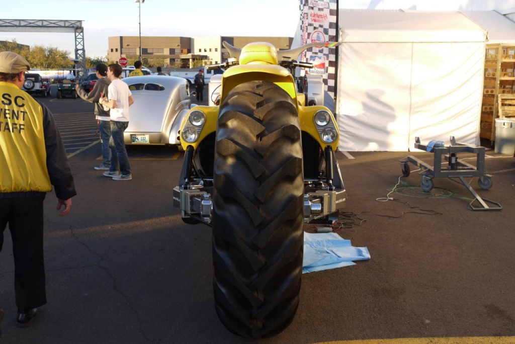 Dieses Motorrad steht auf Traktor-Reifen