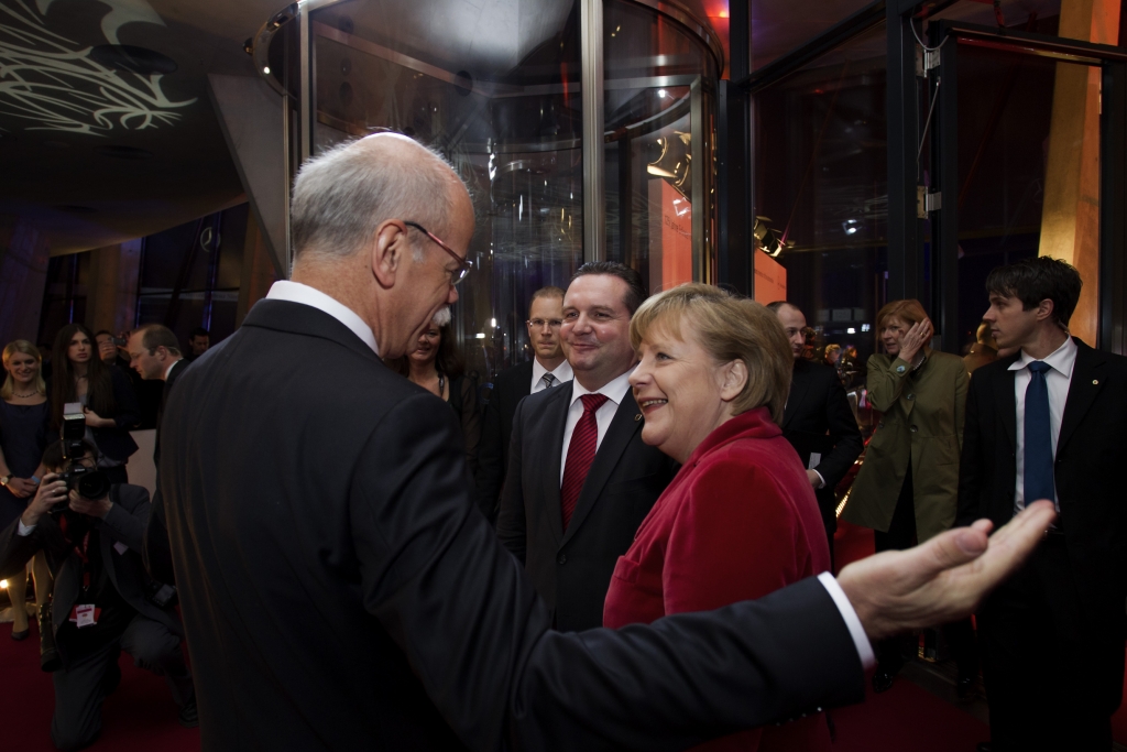 Dr. Dieter Zetsche, Vorsitzender des Vorstands der Daimler AG und Leiter von Mercedes-Benz Cars, Bundeskanzlerin Dr. Angela Merkel und Stefan Mappus, Ministerpräsident des Landes Baden-Württemberg beim Festakt zum 125. Geburtstag des Automobils.