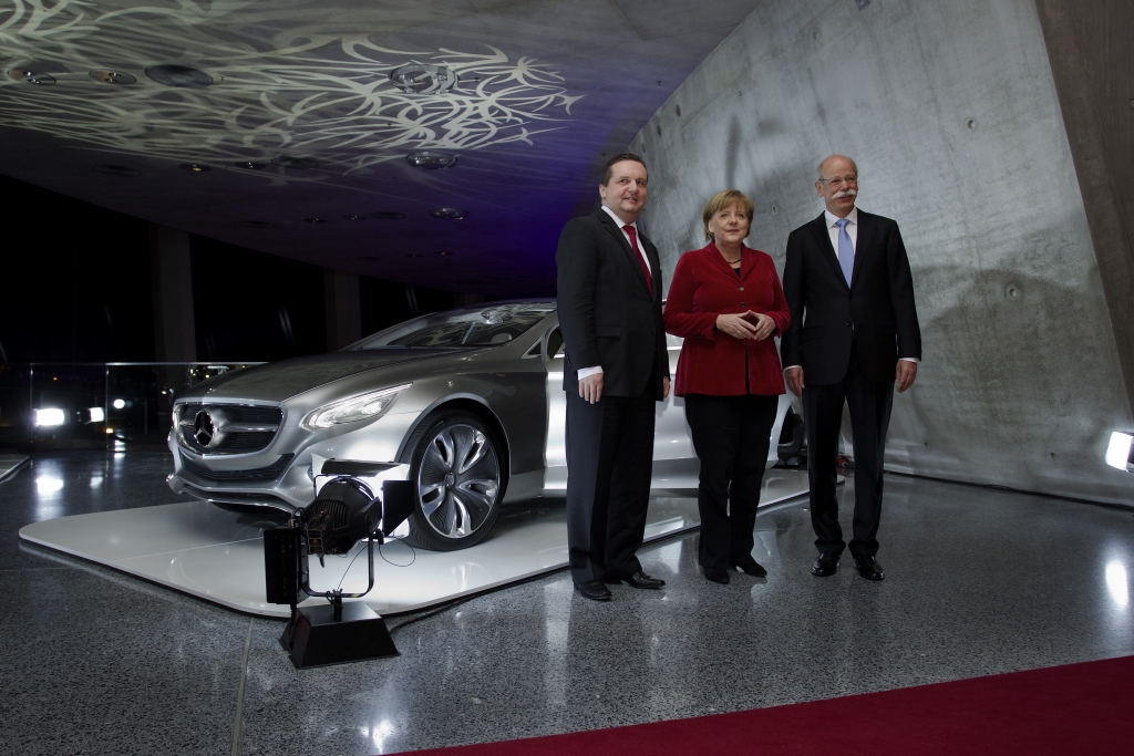 Dr. Dieter Zetsche, Vorsitzender des Vorstands der Daimler AG und Leiter von Mercedes-Benz Cars, Bundeskanzlerin Dr. Angela Merkel und Stefan Mappus, Ministerpräsident des Landes Baden-Württemberg vor der Skulptur Mercedes-Benz “Aesthetics 125”