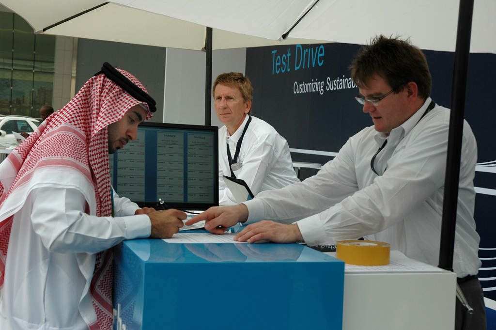 Ein Emirati beim Anmelden für eine Testfahrt in einem Daimler-Stromer. 