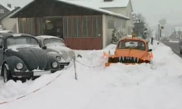 Ein Käfer als Schneepflug