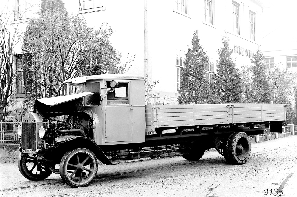 Ein früher Vertreter seiner Art: Erster Benz-Lastwagen mit Vorkammer-Dieselmotor. 