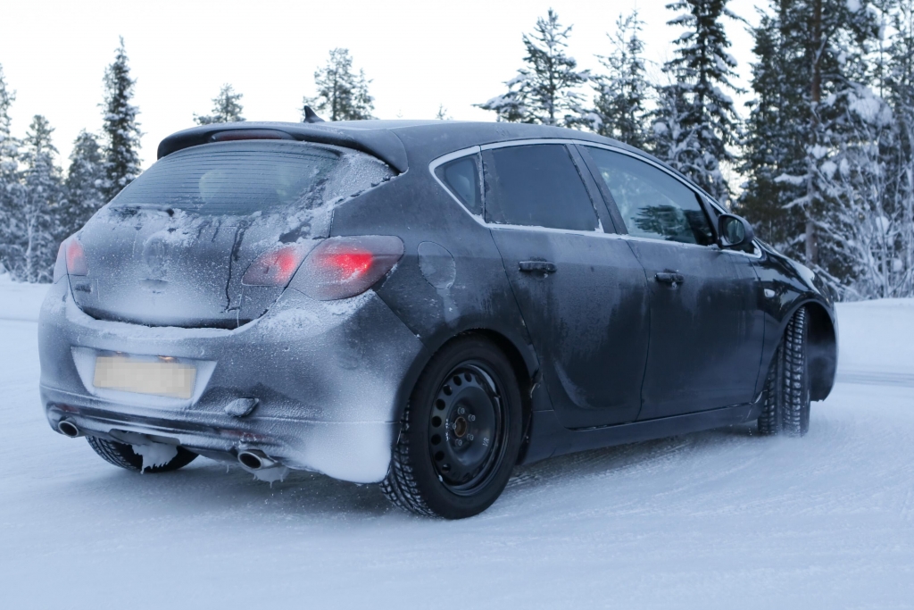 Ein paar Zentimeter tiefer als das Serienmodell, mit sportlicherer Front- und Heckpartie, so präsentiert sich das Topmodell der Baureihe. Darüber liegen nur noch die OPC-Modelle der Baureihe. | fotos: lehmann photo-syndication