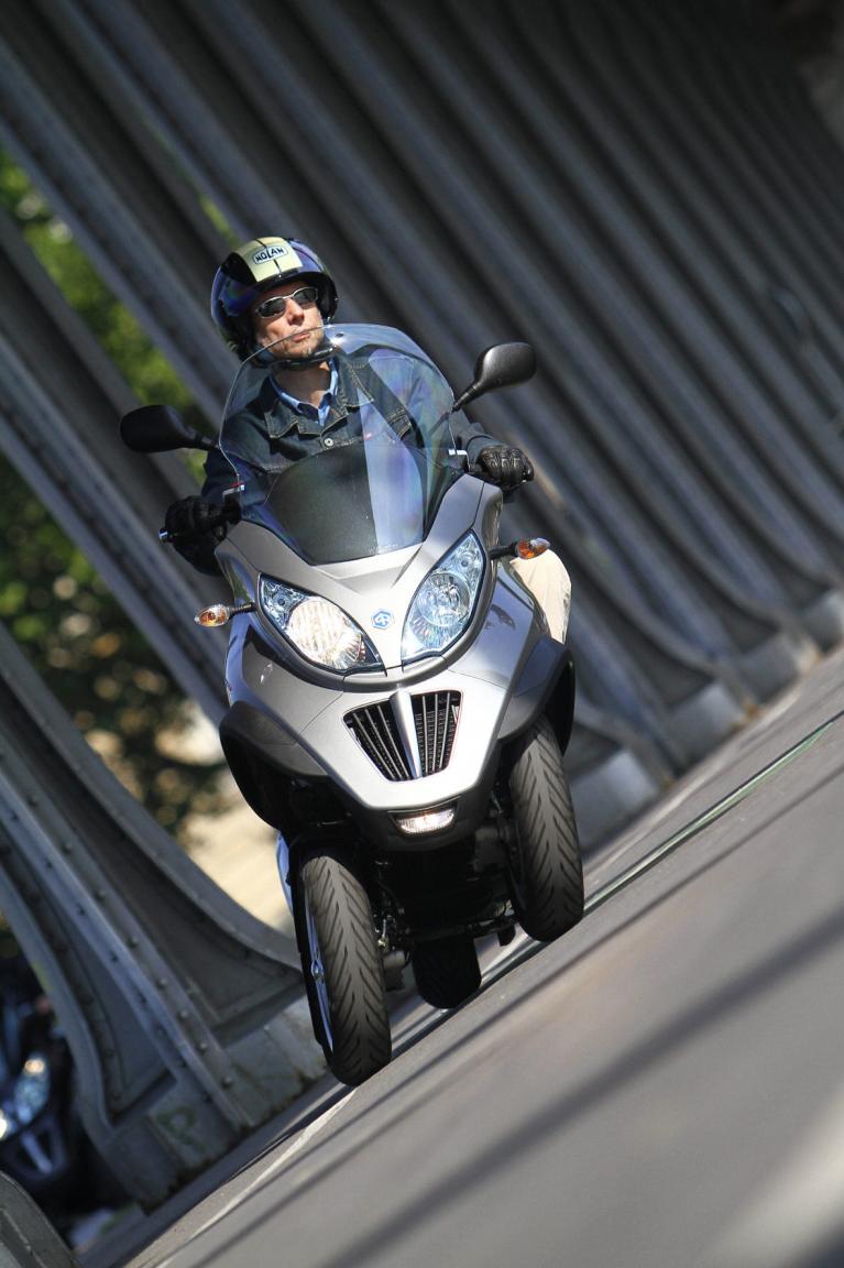Eingefleischte Zweiradfahrer kommen mit der Fahrphysik schnell zurecht, Autofahrer müssen ein wenig üben. 