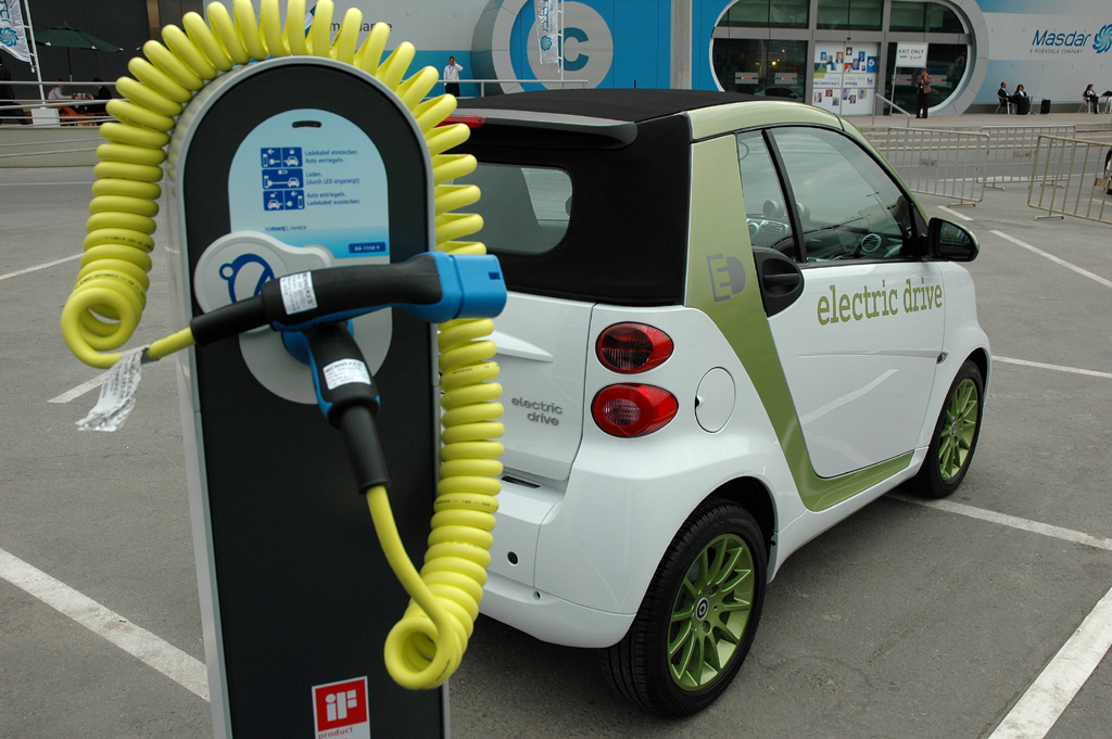 Elektro-A-Klasse vor der Ladestation mit standardisiertem Stecker. 