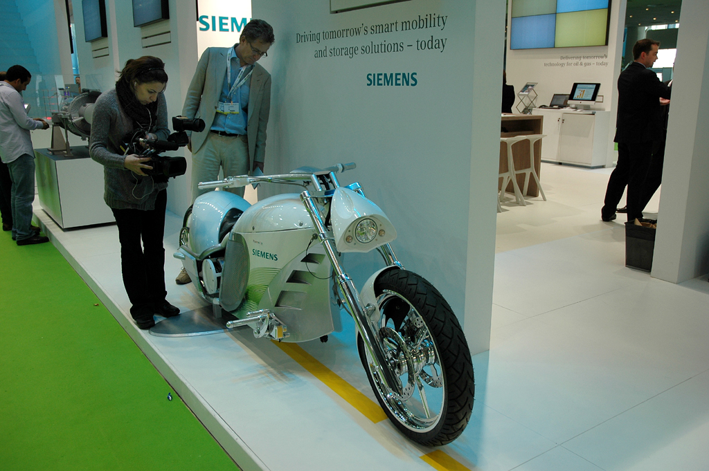 Elektro-Motorrad am Siemens-Stand. 