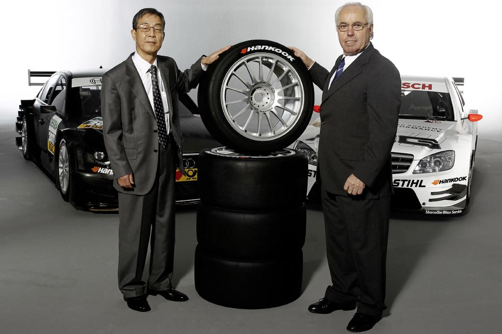 Entsprechend breit ist das Lächeln auf den Gesichtern der Verantwortlichen beim koreanischen Herstellers und bei der DTM. 