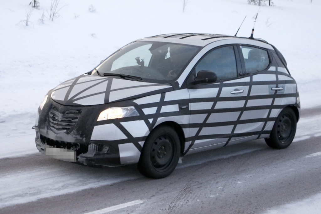 Erwischt: Erlkönig Lancia Ypsilon auf schwedischen Schneepisten - Rein äußerlich unterscheidet er sich nur wenig vom Vorgängermodell. Auch die neue Generation wir ein Stadtauto bleiben.| fotos: lehmann photo-syndication