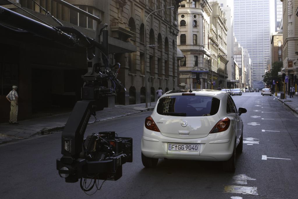 Für den aktuellen Werbespot zum Opel Corsa flitzt die 19-jährige Hannoveranerin in 