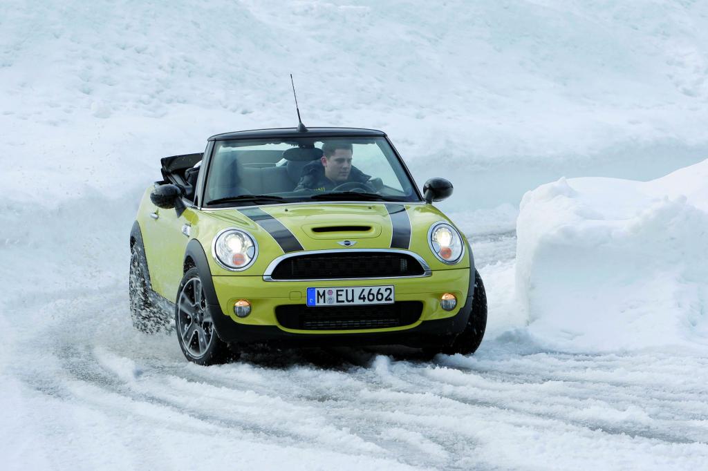 Fast wie auf Skiern - das Mini Cabrio auf Schnee