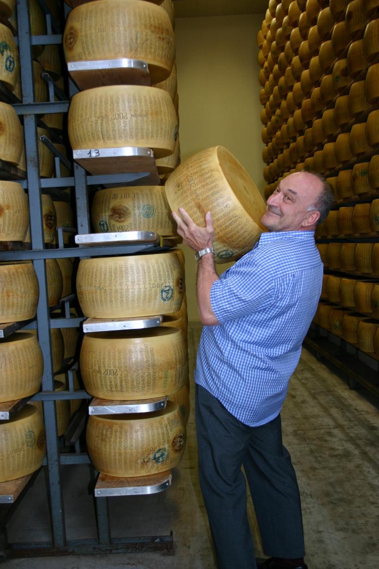 Gernano Tossi beim Parmigiano-Stemmen.