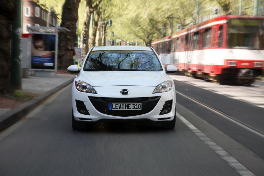Große Lufteinlässe sorgen für sportliches Flair im Mazda3
