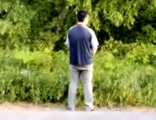Hätte er sich mal lieber einen anderen Platz gesucht, um sein Geschäft zu erledigen